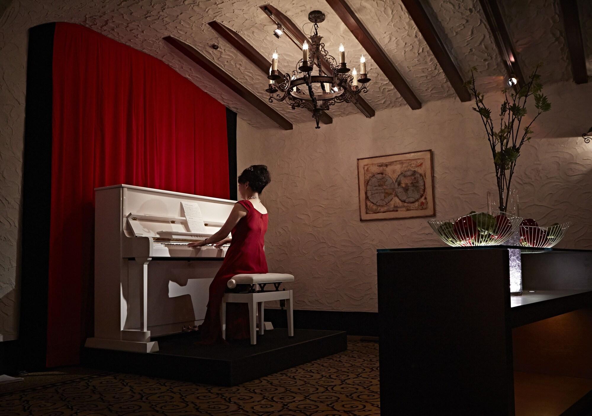 博多新大谷酒店 福岡 外观 照片 A piano player at the lobby of the hotel