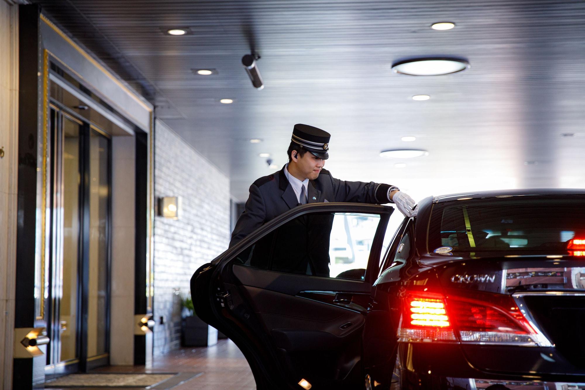 博多新大谷酒店 福岡 外观 照片 A chauffeur opening a car door