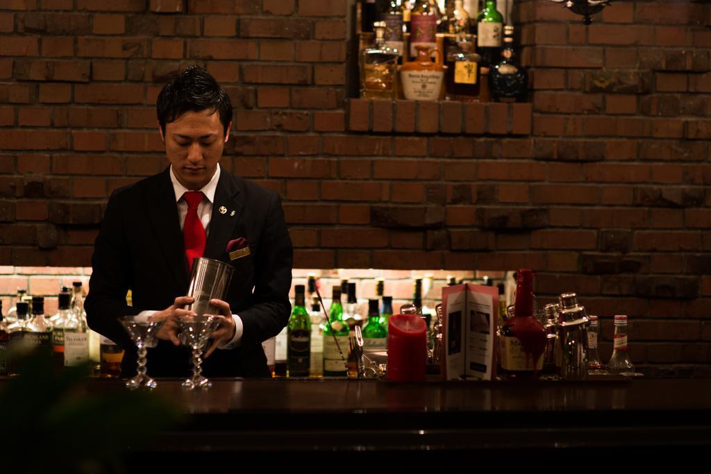 博多新大谷酒店 福岡 外观 照片 A bartender at work